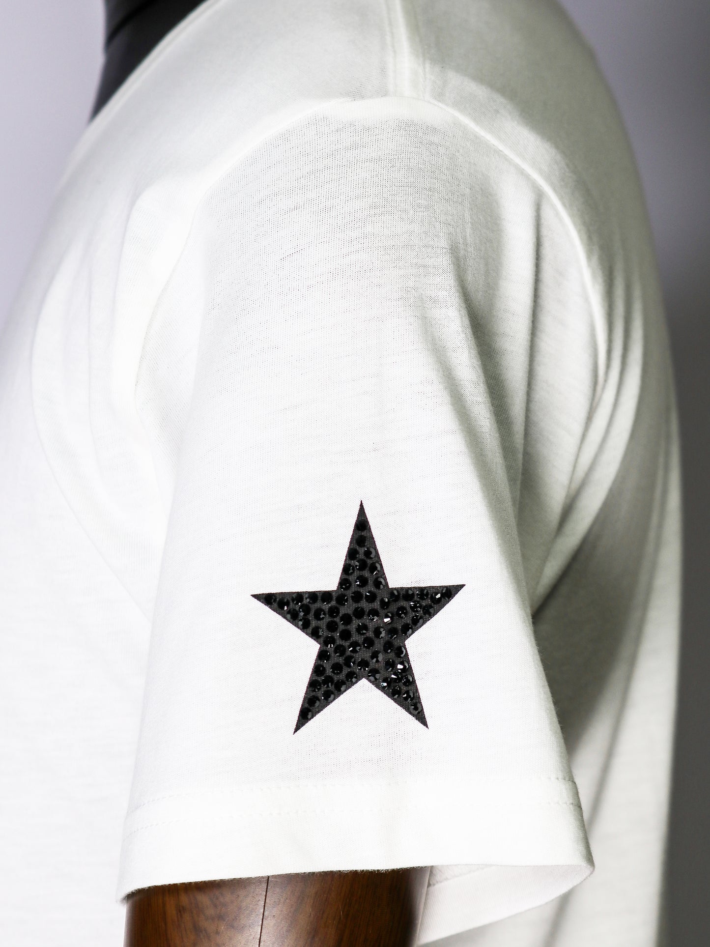 袖のスワロフスキーのアップ